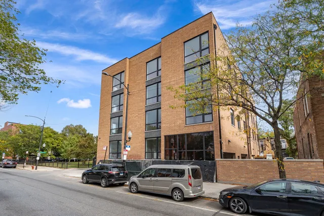 $3,000 | 2355 West Flournoy Street, Unit 201, Chicago, IL 60612