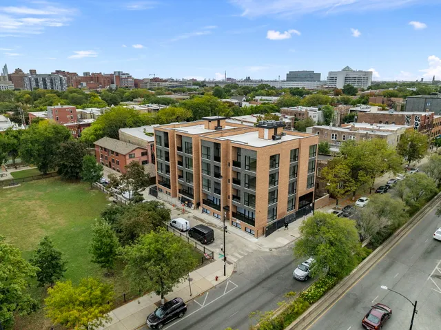 $3,000 | 2355 West Flournoy Street, Unit 201, Chicago, IL 60612
