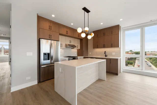 $3,000 | 2355 West Flournoy Street, Unit 201, Chicago, IL 60612