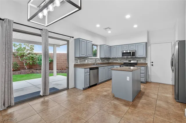 $2,100 | 133 Coronation Avenue, Las Vegas, NV 89123