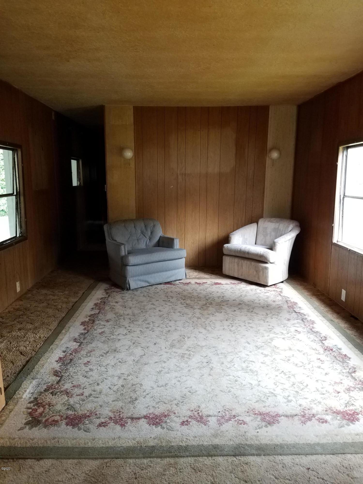 918 North River Bend Road Otis, OR 97368 - Photo 9 of 17 living room