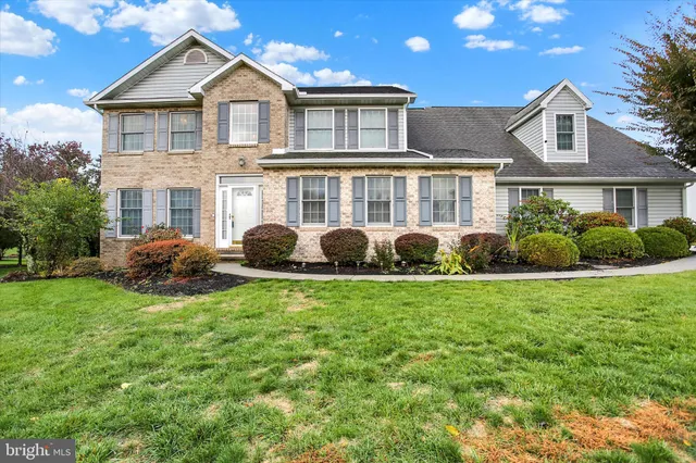 a view of a house with backyard and garden