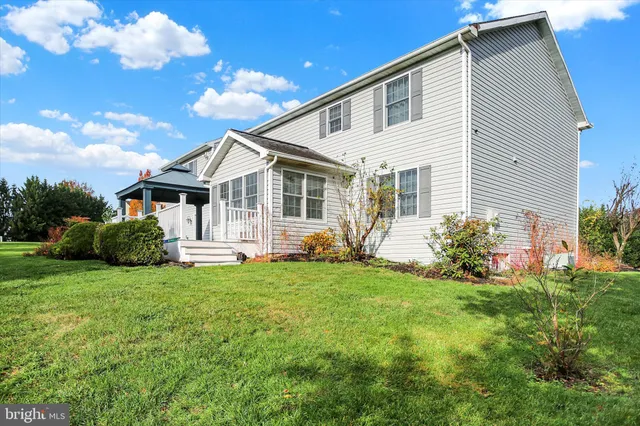 a view of a house with a backyard