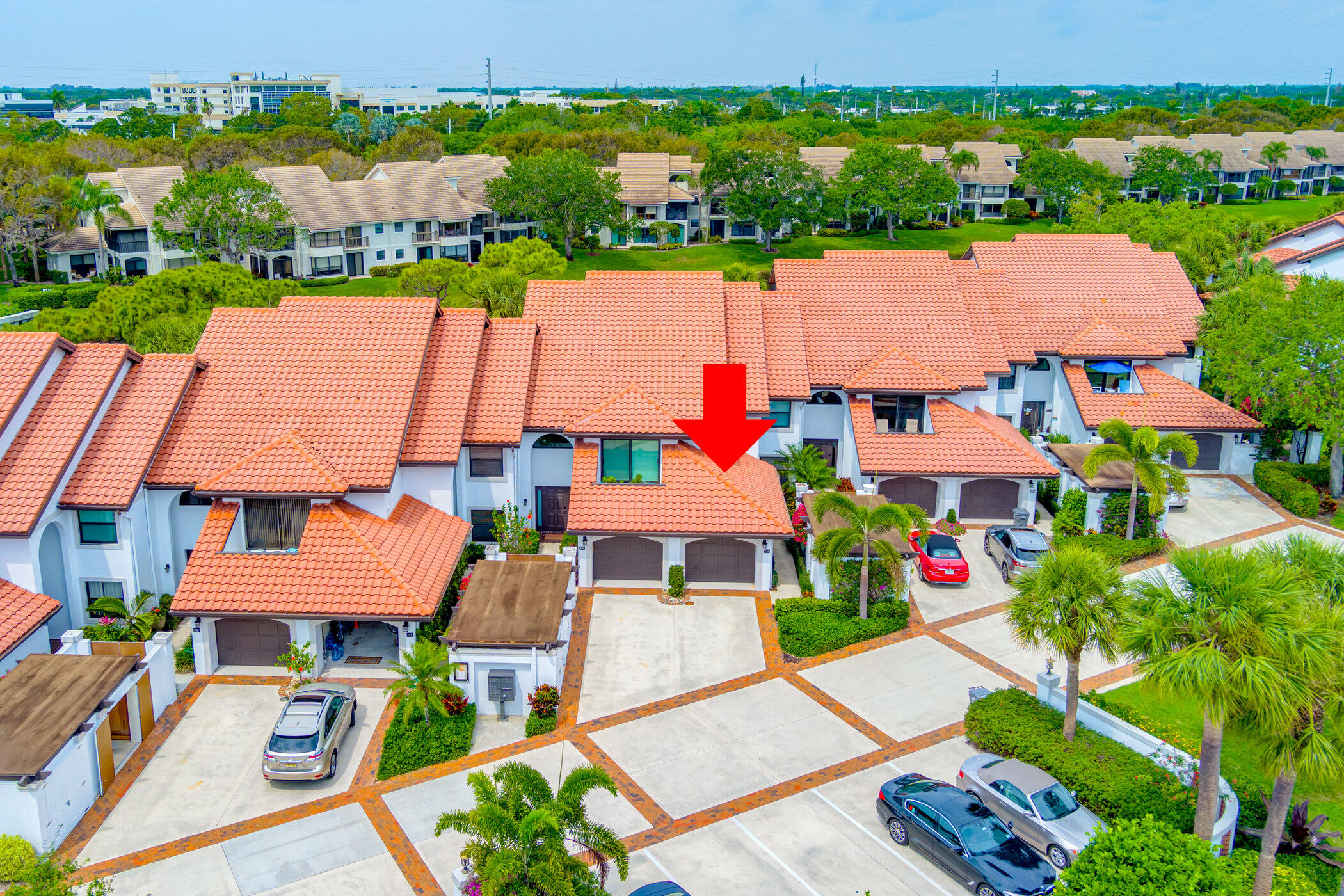 16623 Traders Crossing North, Unit 131 Jupiter, FL 33477 - Photo 39 of 42 an aerial view of multiple houses with yard