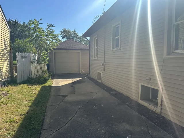 a view of backyard of the house