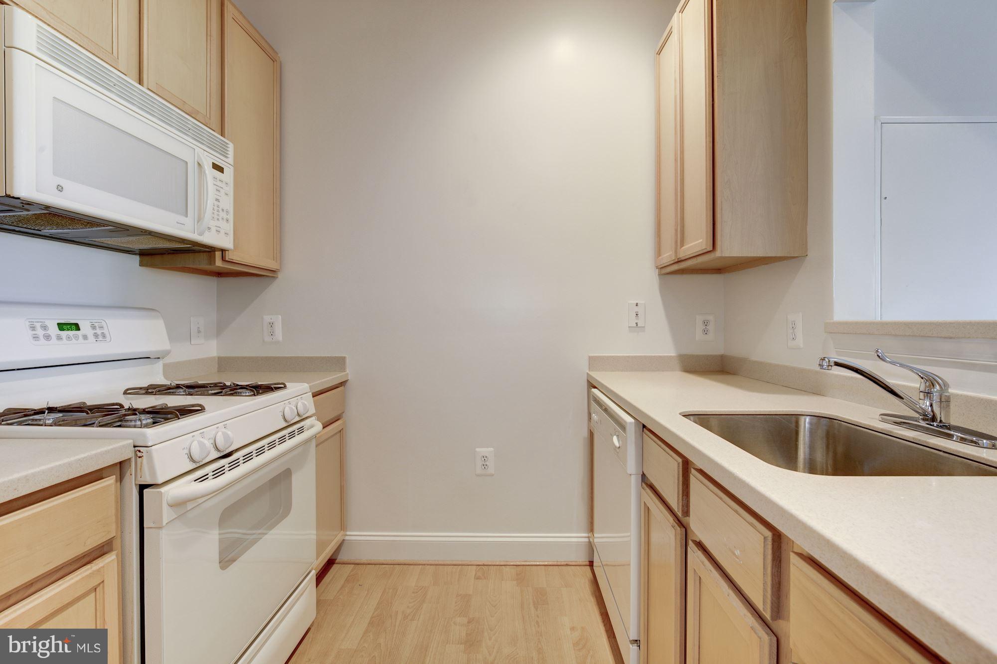 11924 Darnestown Road, Unit 305 Gaithersburg, MD 20878 - Photo 3 of 23 Kitchen w/ Gas Cooking