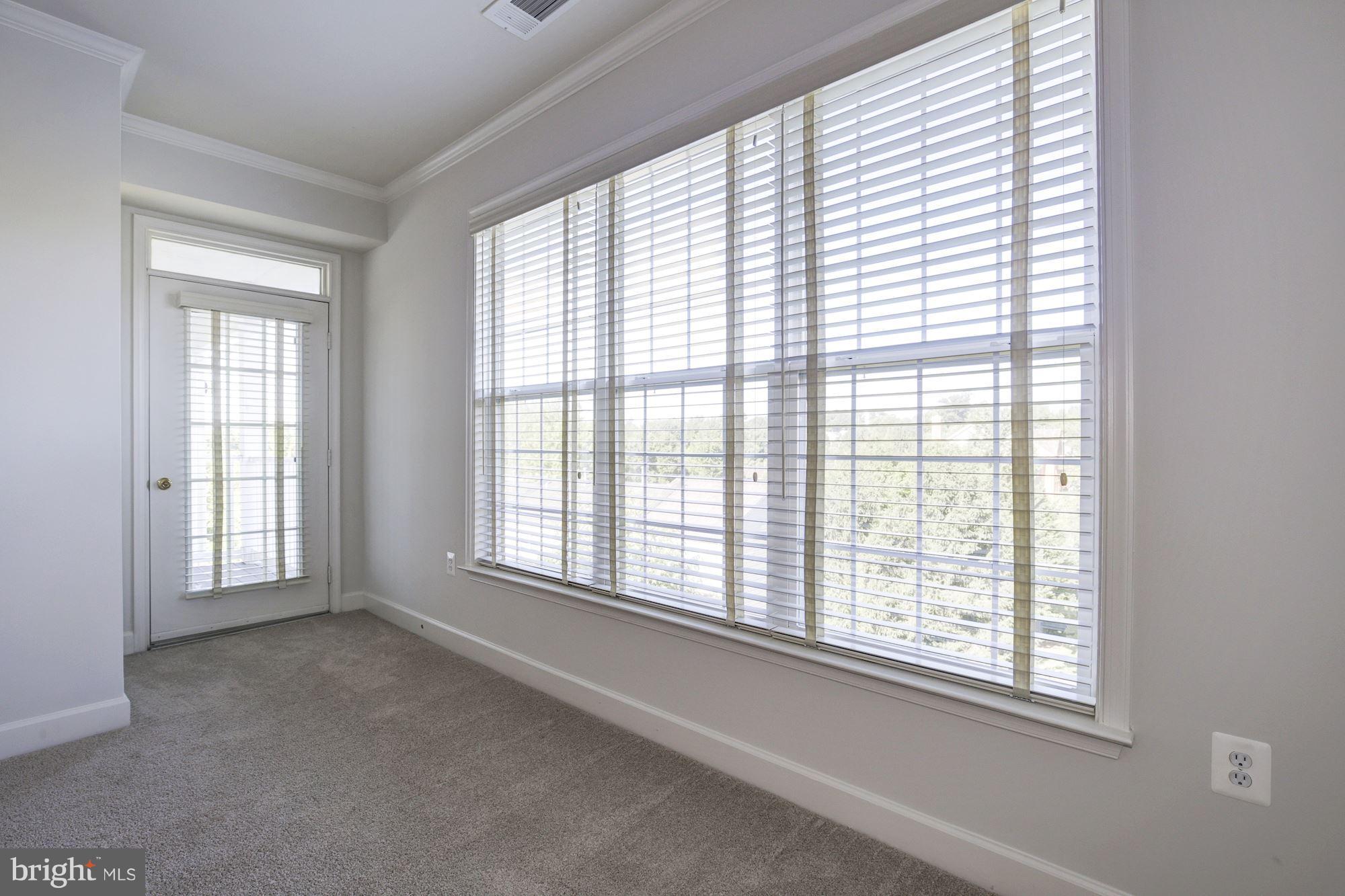 11924 Darnestown Road, Unit 305 Gaithersburg, MD 20878 - Photo 6 of 23 Living Room