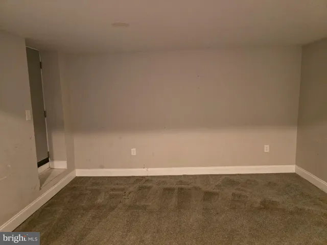 an empty room with closet and mirror