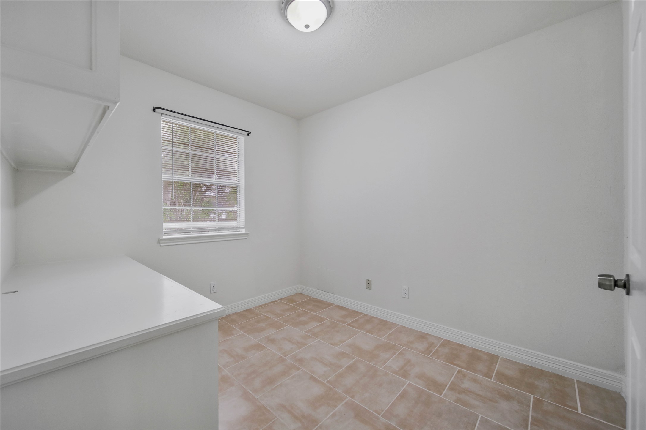 4943 Gammage Street Houston, TX 77021 - Photo 11 of 22 an empty room with windows