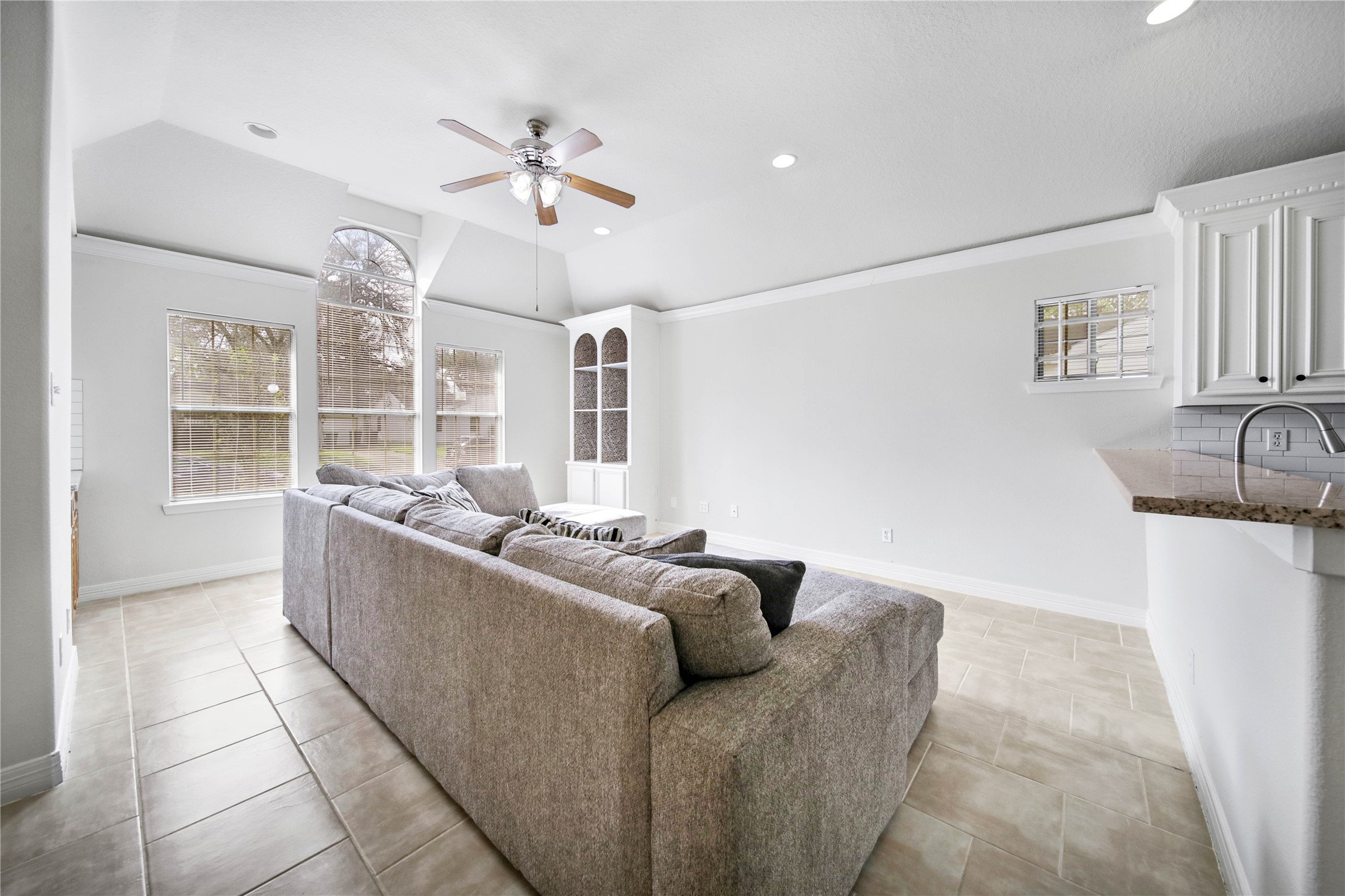 4943 Gammage Street Houston, TX 77021 - Photo 3 of 22 a living room with furniture and a window