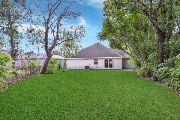 a view of a house with backyard