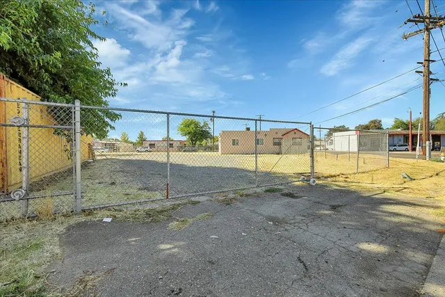 a view of a backyard