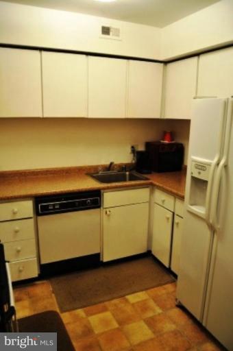 1606 Wainwright Drive Reston, VA 20190 - Photo 7 of 15 Kitchen #2