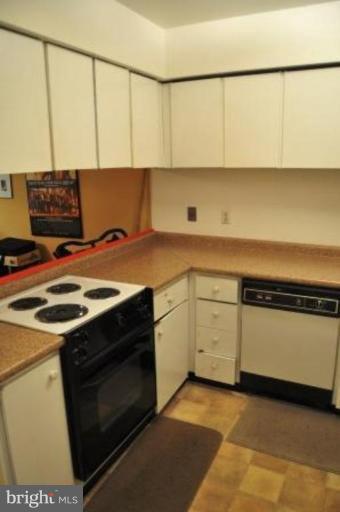 1606 Wainwright Drive Reston, VA 20190 - Photo 8 of 15 Kitchen