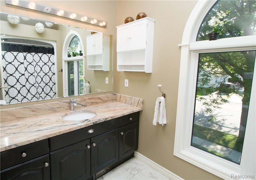 722 Wilcox Street Rochester, MI 48307 - Photo 29 of 52 FullBath2-1.jpg