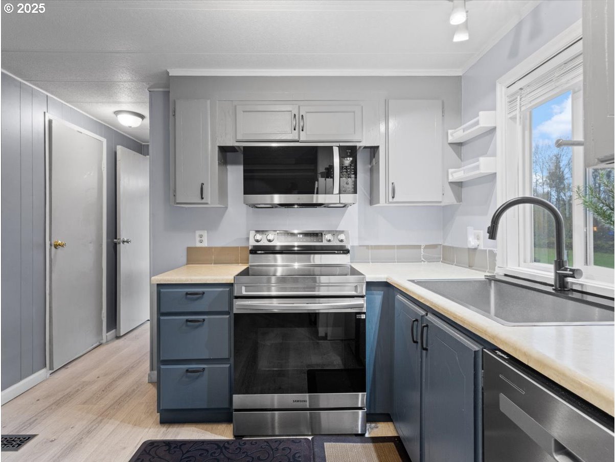 6610 Northwest Whitney Road, Unit 138 Vancouver, WA 98665 - Photo 11 of 34 a kitchen with stainless steel appliances granite countertop a sink stove and refrigerator
