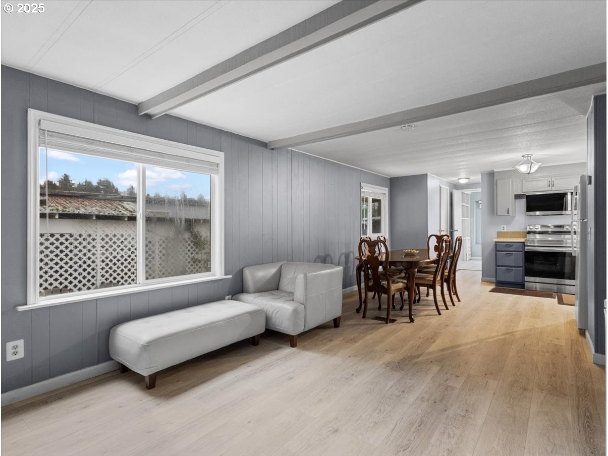 6610 Northwest Whitney Road, Unit 138 Vancouver, WA 98665 - Photo 14 of 34 a living room with furniture and a large window