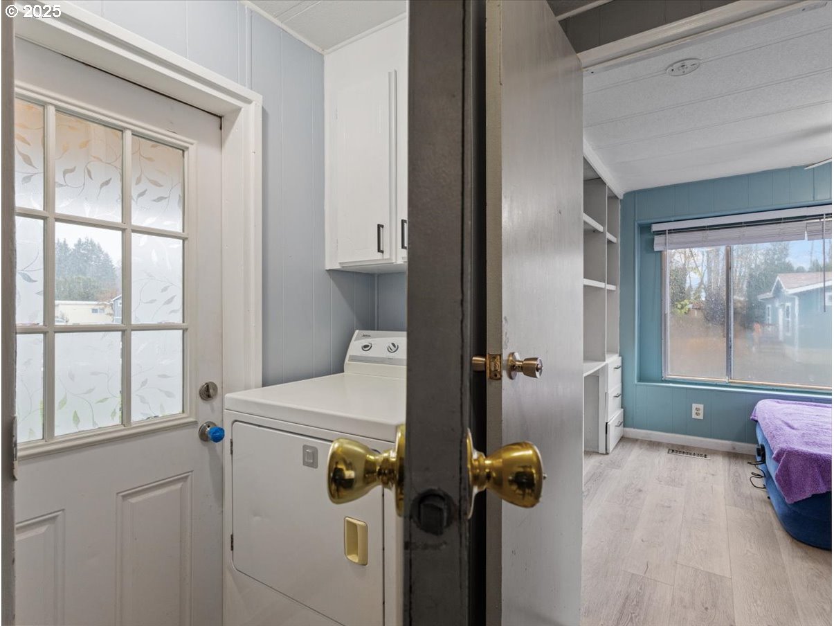 6610 Northwest Whitney Road, Unit 138 Vancouver, WA 98665 - Photo 22 of 34 a bathroom with a window