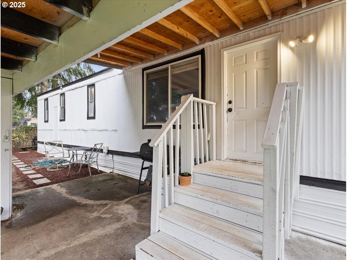 6610 Northwest Whitney Road, Unit 138 Vancouver, WA 98665 - Photo 5 of 34 a view of entryway
