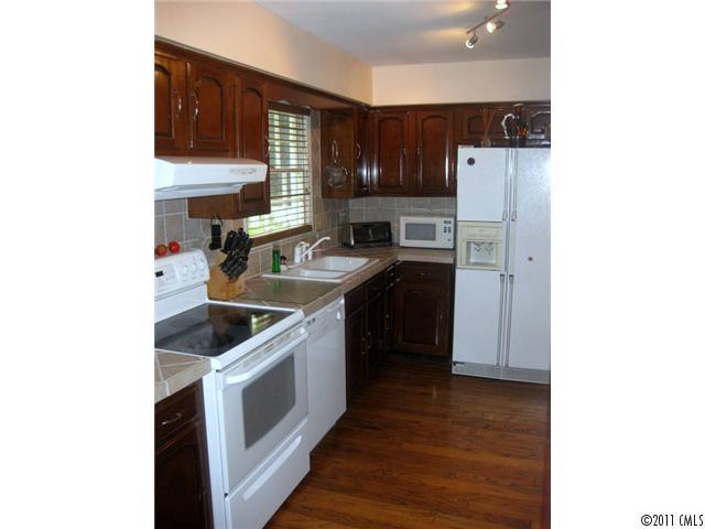 8312 Castlekeep Road, Unit 17 Charlotte, NC 28226 - Photo 3 of 16 Gallery Image 3