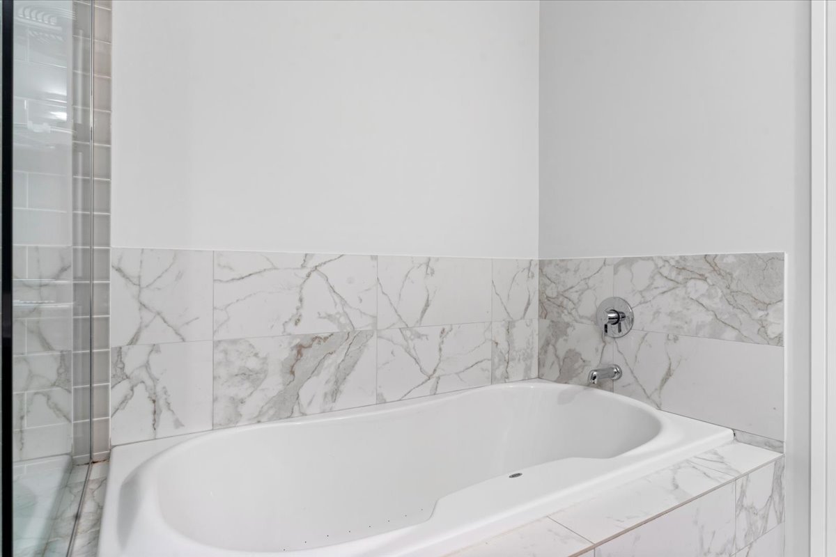 1515 North Mohawk Street, Unit 1 Chicago, IL 60610 - Photo 19 of 34 a bathroom with bathtub