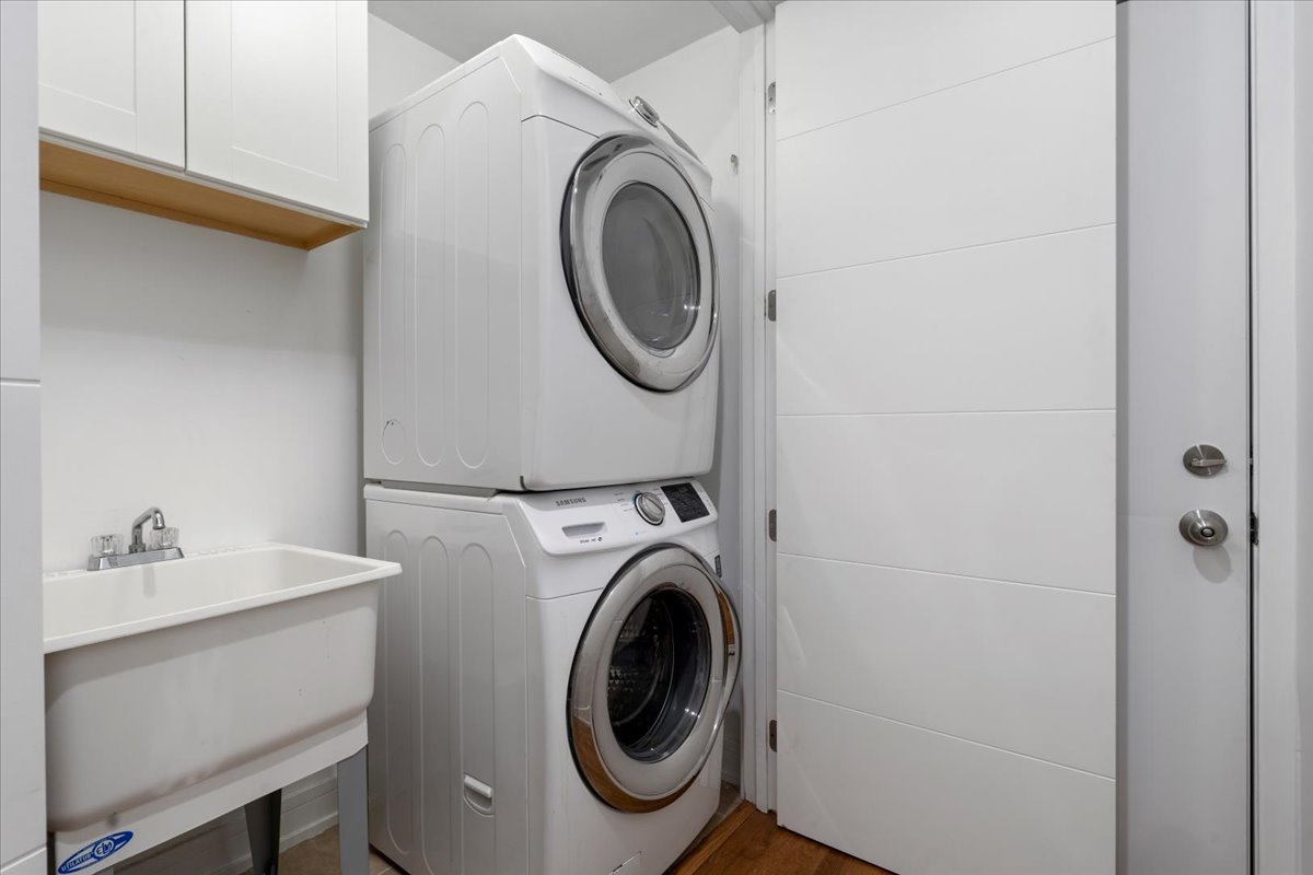 1515 North Mohawk Street, Unit 1 Chicago, IL 60610 - Photo 27 of 34 a utility room with dryer and washer