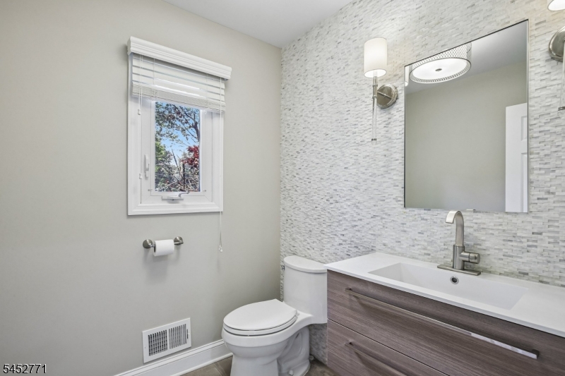 9 Burlington Road Livingston, NJ 07039 - Photo 16 of 24 Gallery Image 16