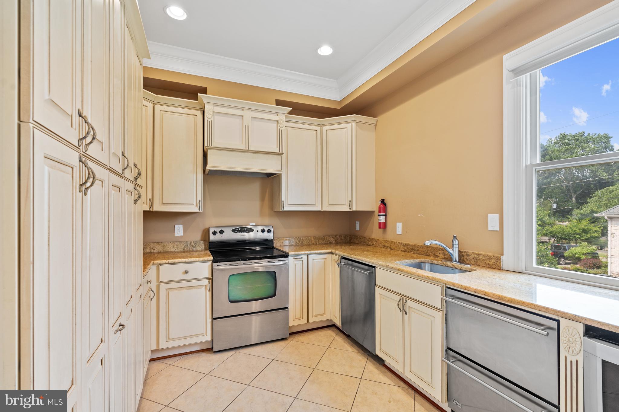 8925 Brook Road McLean, VA 22102 - Photo 24 of 130 Butler Pantry