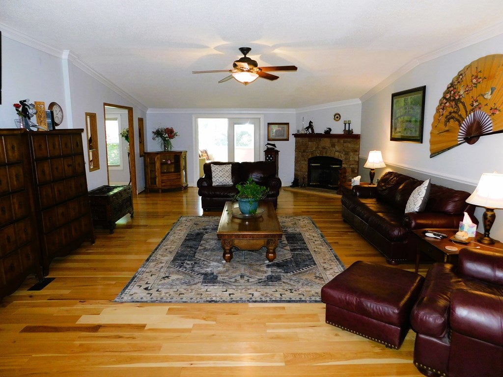 3152 Beulah Road Nathalie, VA 24577 - Photo 10 of 75 Living room