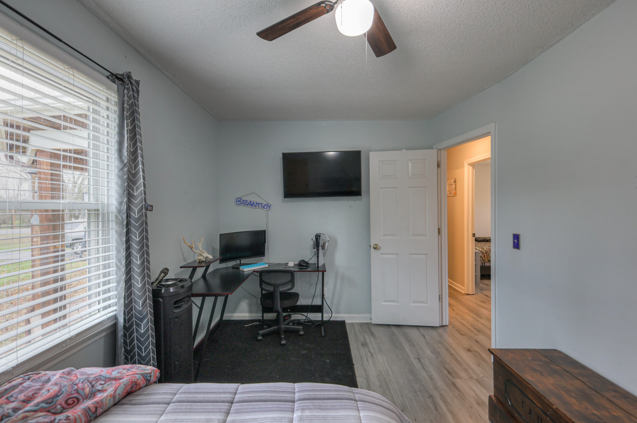 636 Warner Bridge Road Shelbyville, TN 37160 - Photo 19 of 32 a view of a livingroom with workspace and a window