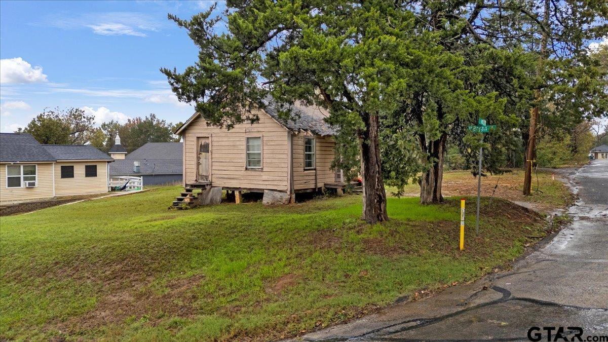 441 South Ross Avenue Tyler, TX 75702 - Photo 4 of 7 a house with green field in front of it