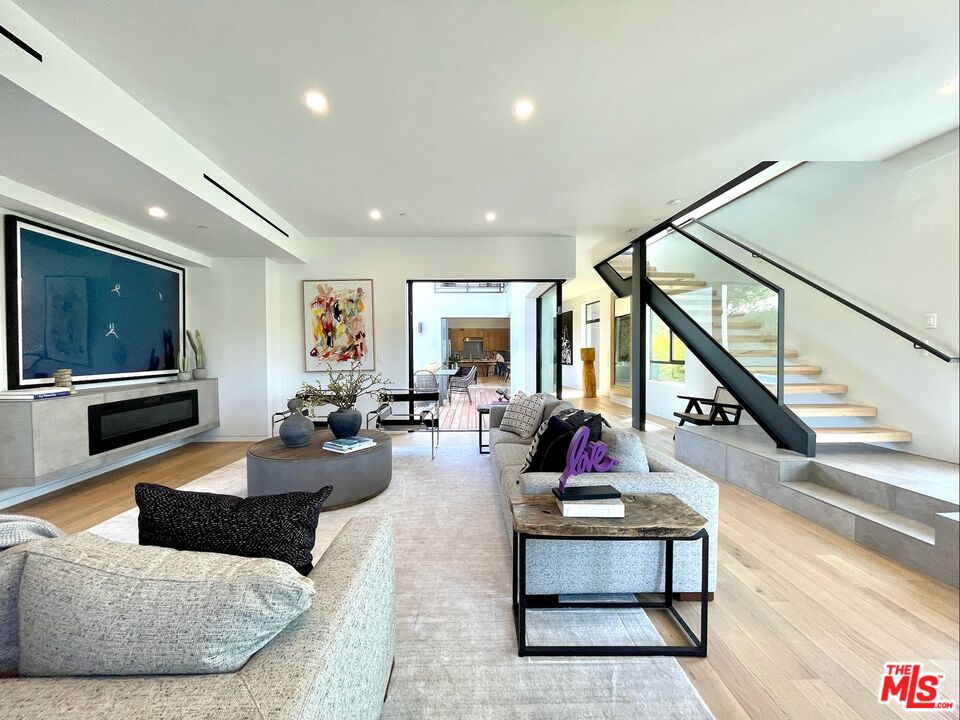 700 Brooks Avenue Venice, CA 90291 - Photo 2 of 31 a living room with furniture flat screen tv and a table