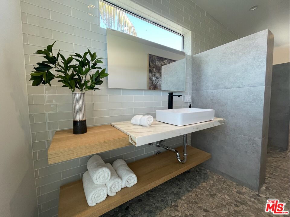 700 Brooks Avenue Venice, CA 90291 - Photo 12 of 31 a view of a workspace with furniture