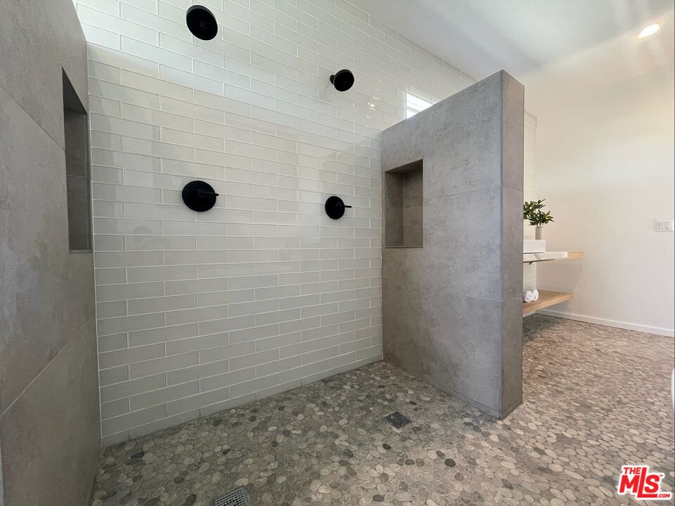 700 Brooks Avenue Venice, CA 90291 - Photo 13 of 31 a bathroom with a shower