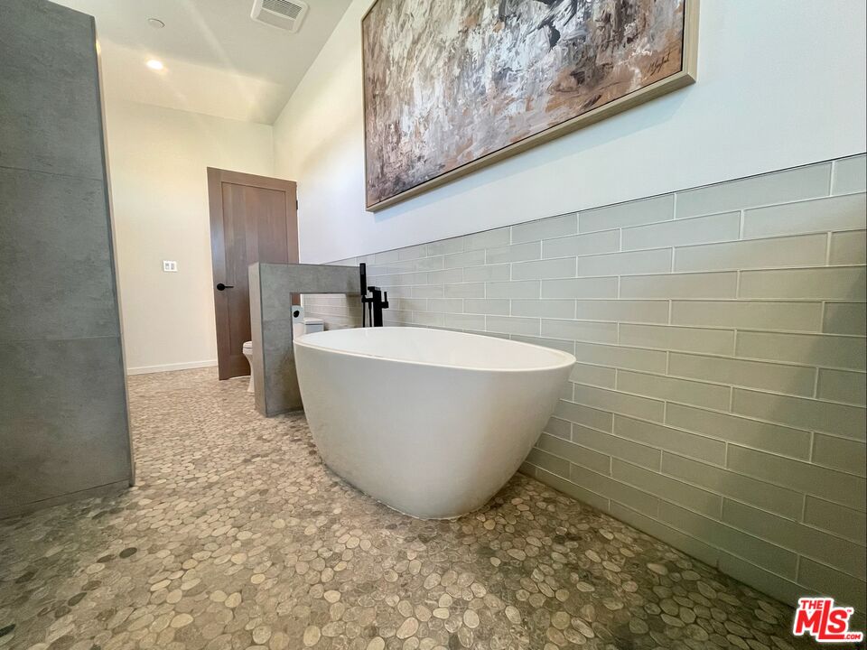 700 Brooks Avenue Venice, CA 90291 - Photo 14 of 31 a white bath tub sitting in a bathroom