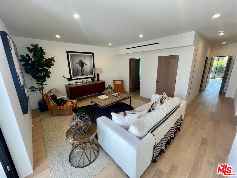 700 Brooks Avenue Venice, CA 90291 - Photo 16 of 31 a living room with furniture and a potted plant