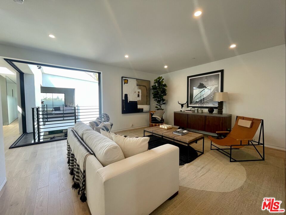 700 Brooks Avenue Venice, CA 90291 - Photo 20 of 31 a living room with furniture and wooden floor