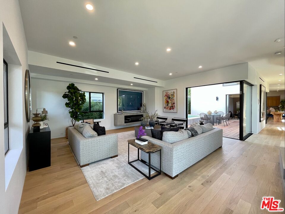 700 Brooks Avenue Venice, CA 90291 - Photo 3 of 31 a living room with furniture flat screen tv and a large window