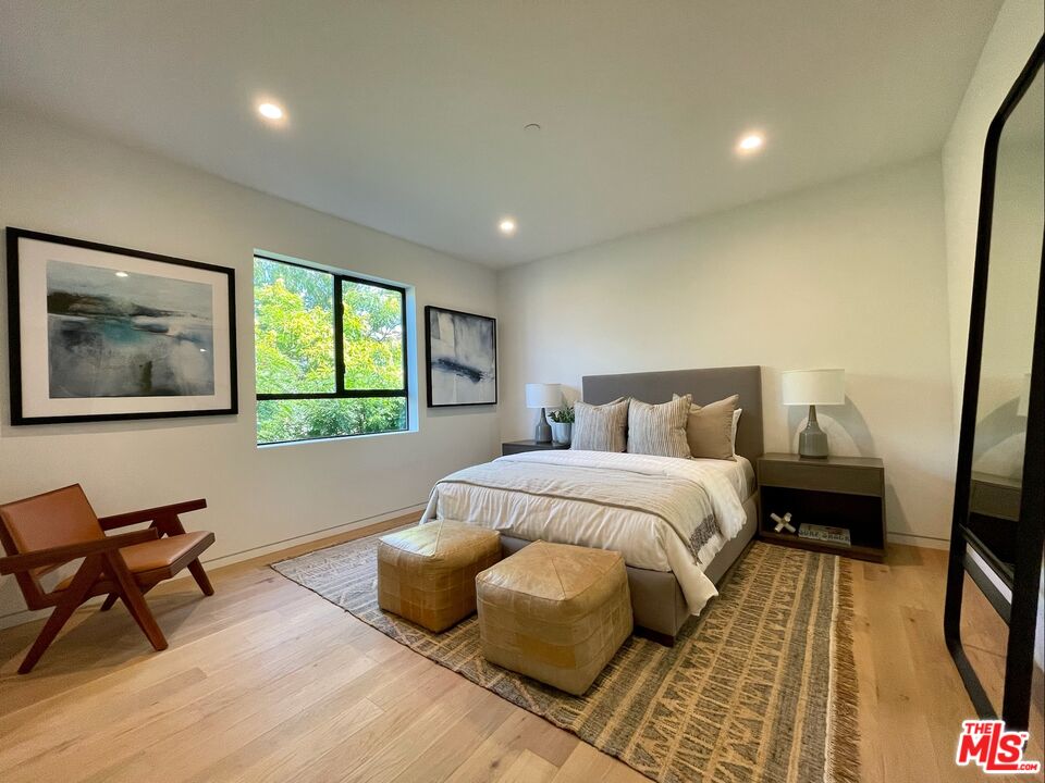 700 Brooks Avenue Venice, CA 90291 - Photo 22 of 31 a bedroom with a bed and window