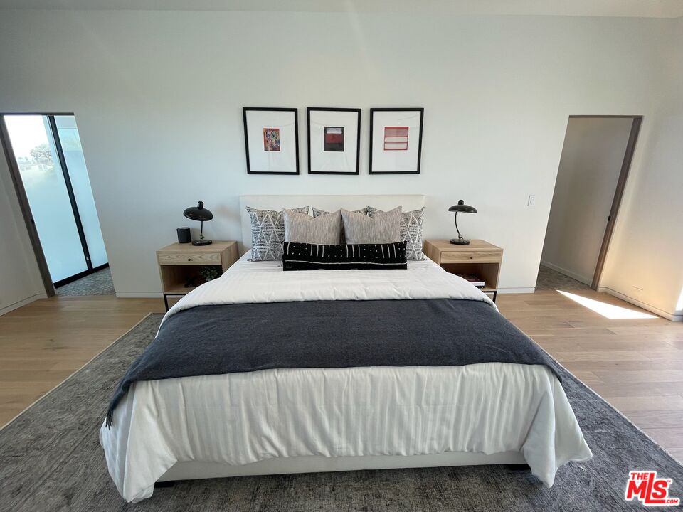 700 Brooks Avenue Venice, CA 90291 - Photo 24 of 31 a bedroom with a bed and a rug