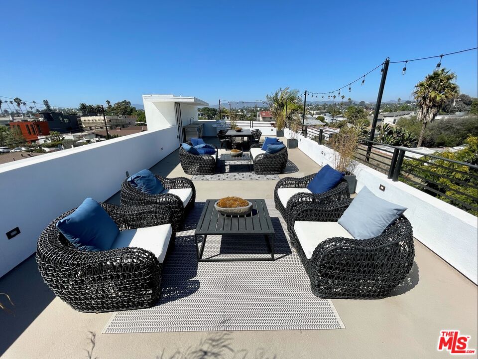 700 Brooks Avenue Venice, CA 90291 - Photo 26 of 31 a view of balcony with couch