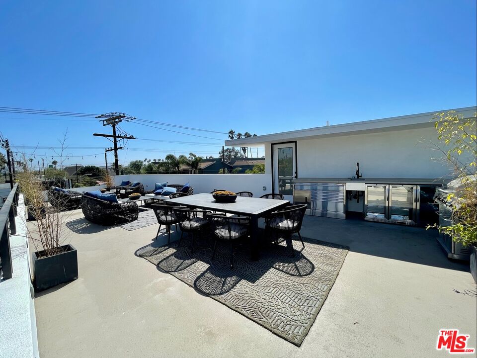 700 Brooks Avenue Venice, CA 90291 - Photo 27 of 31 a living room with furniture and a piano