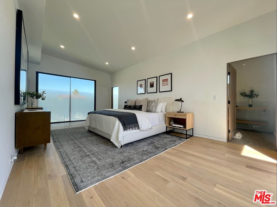 700 Brooks Avenue Venice, CA 90291 - Photo 10 of 31 a spacious bedroom with a bed and a couch