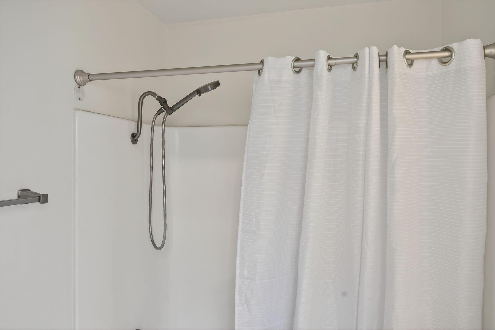 969 Miramonte Drive, Unit 5 Santa Barbara, CA 93109 - Photo 14 of 27 a bathroom with a shower