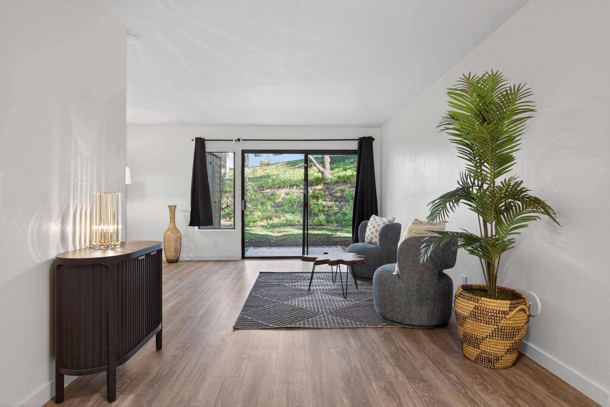 969 Miramonte Drive, Unit 5 Santa Barbara, CA 93109 - Photo 8 of 27 a living room with furniture and a potted plant
