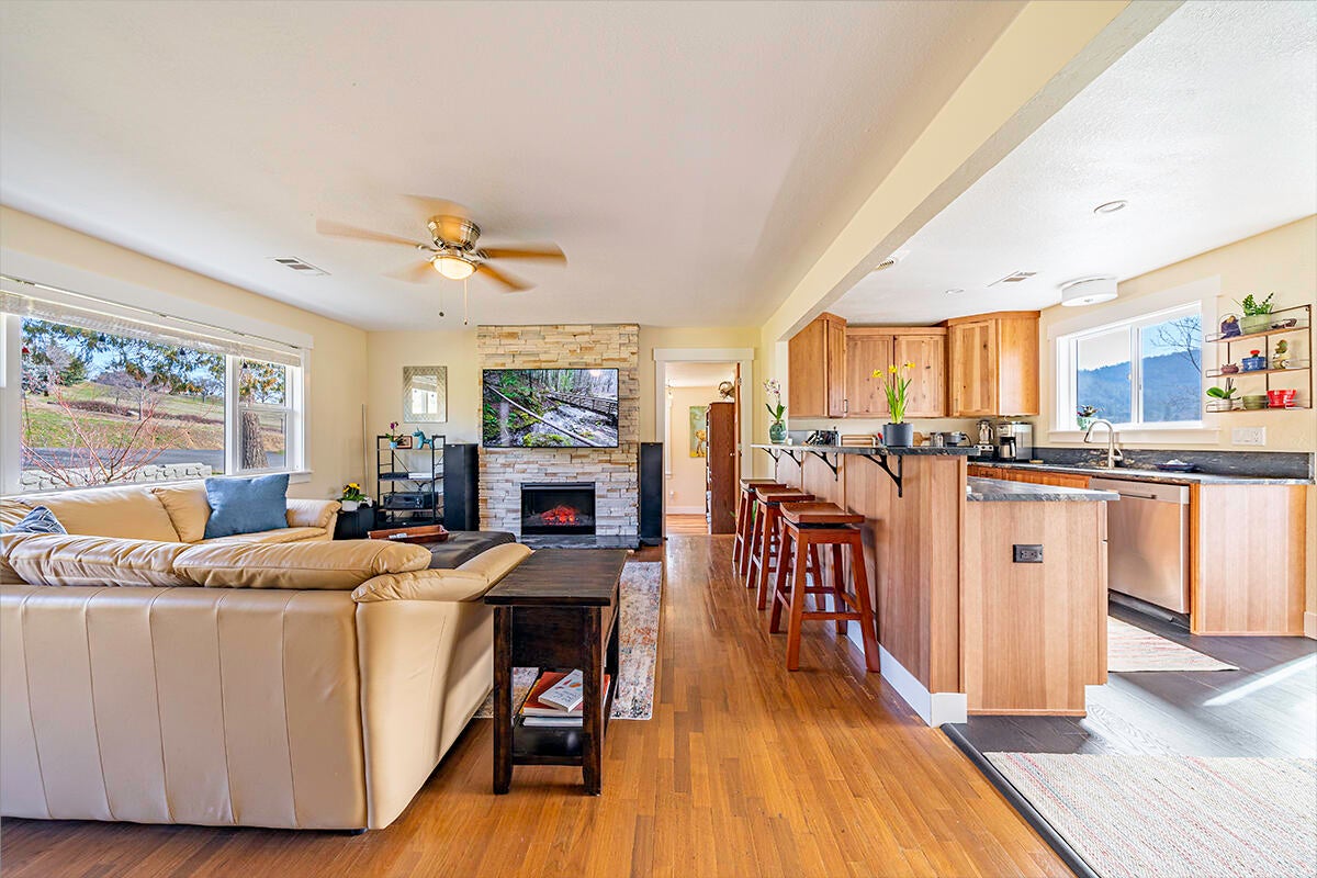 4409 South Stage Road Medford, OR 97501 - Photo 8 of 27 DSC08404