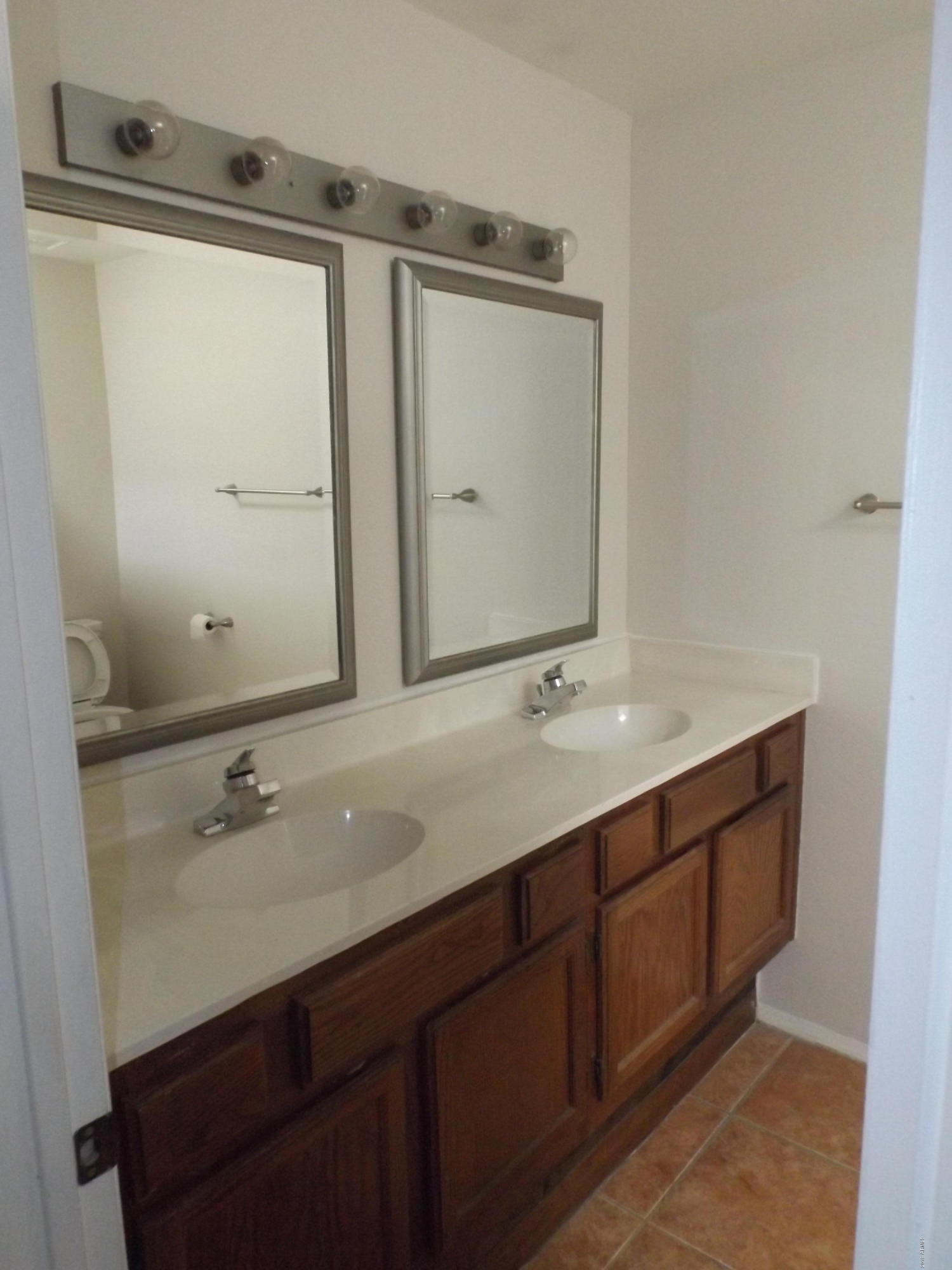 2705 East Cactus Road Phoenix, AZ 85028 - Photo 13 of 20