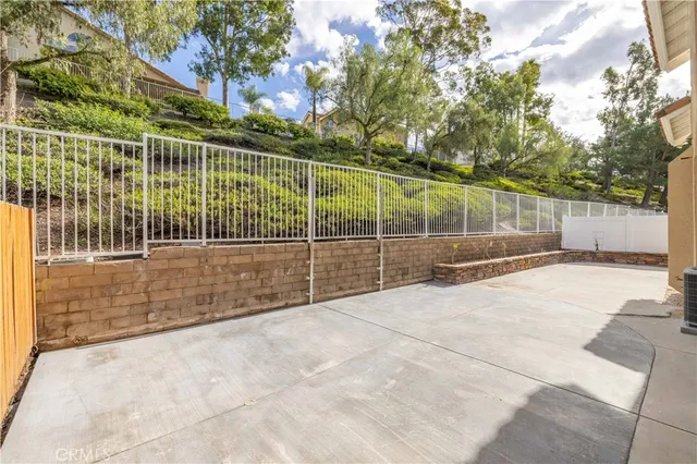 a view of a backyard