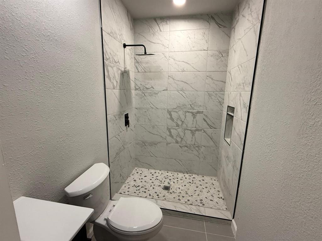 758 Bethpage Avenue Dallas, TX 75217 - Photo 18 of 20 a bathroom with a toilet and shower
