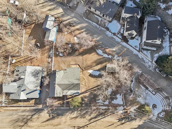 a view of a yard of the house